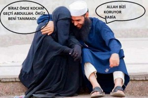 TRADUÇÃO :       ELE: Alá ama-nos Rabia! Alá é grande!     ELA : Abdullah meu amor eterno, Alá ama-nos !             O meu marido acabou de passar à nossa frente e não me reconheceu!!!  