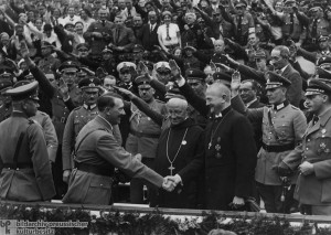 Auf der Ehrentribne begrát Hitler den evangelischen Reichsbischof  Ludwig Mller (rechts)  und den katholischen Abt Albanus Schachleitner
